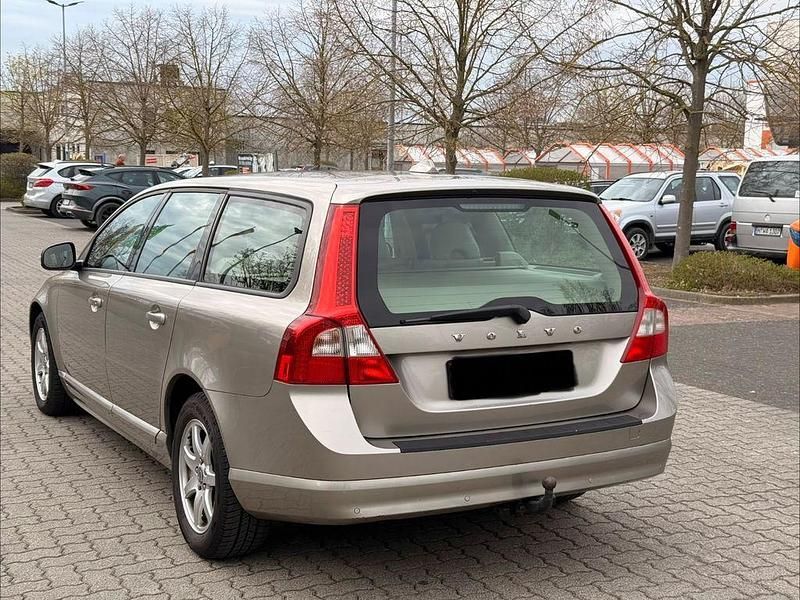 Gebraucht Volvo V70 Kinetic 136 PS (100 kW) 2008 Gold Kombi