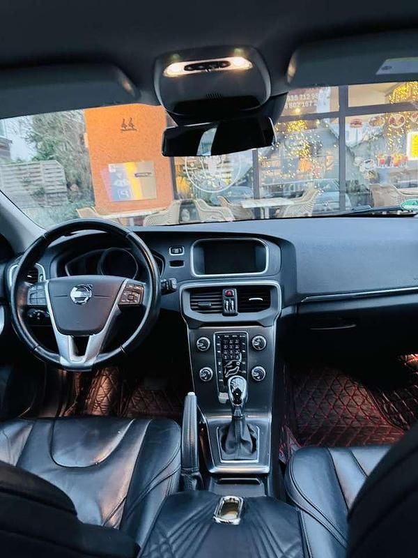 Schwarz Gebraucht 2013 Volvo V40 Momentum Kombi | 12.500 € (Teuer) - Bild 1/4