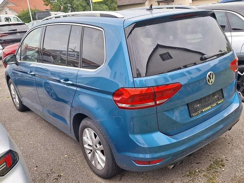 Gebraucht VW Touran Highline 150 PS (110 kW) 2017 Carribean blue metallic Van / Kleinbus