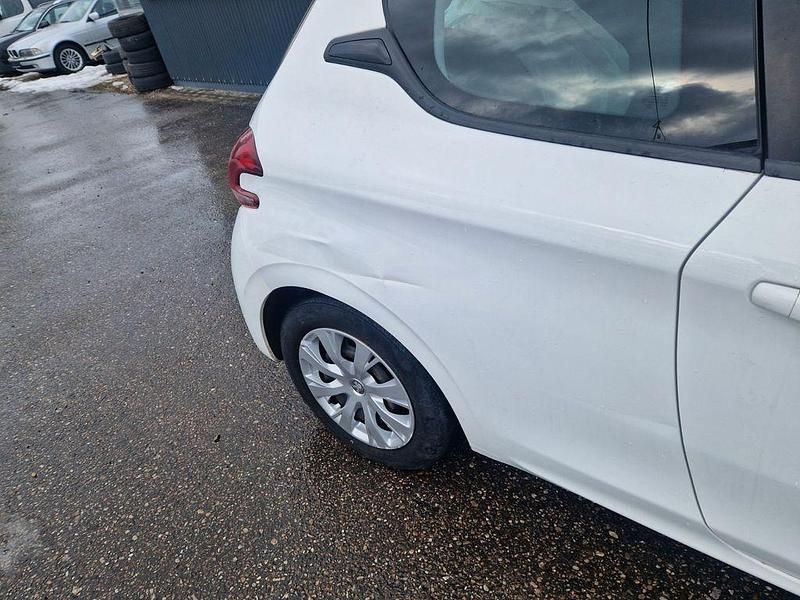 Gebraucht Peugeot 208 Active 82 PS (60 kW) 2016 Weiß Kleinwagen