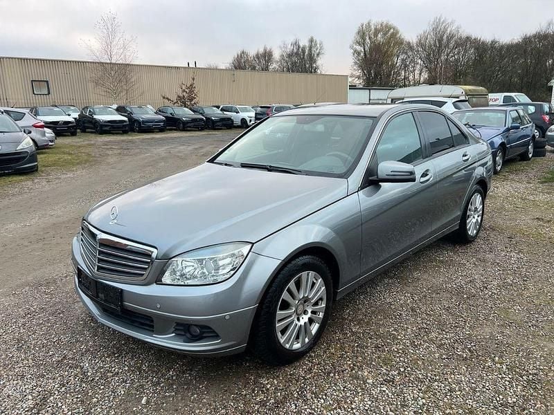 Grau Gebraucht 2009 Mercedes C200 Classic Limousine | 6.990 € (Teuer) - Bild 1/4