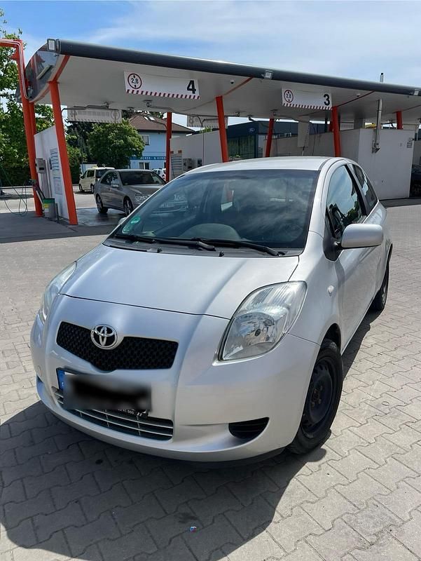 Grau Gebraucht 2006 Toyota Yaris Kleinwagen | 3.999 € (Etwas zu teuer) - Bild 1/4