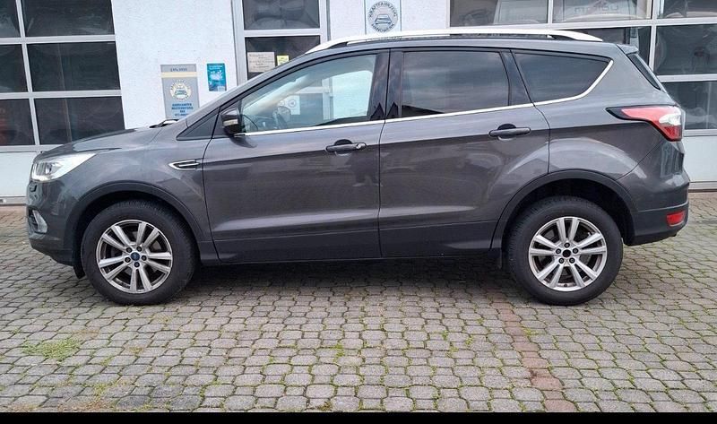 Gebraucht Ford Kuga 150 PS (110 kW) 2017 Silber SUV