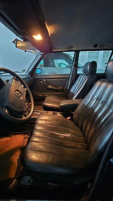 Gebraucht Mercedes E230 136 PS (100 kW) 1984 Schwarz Kombi