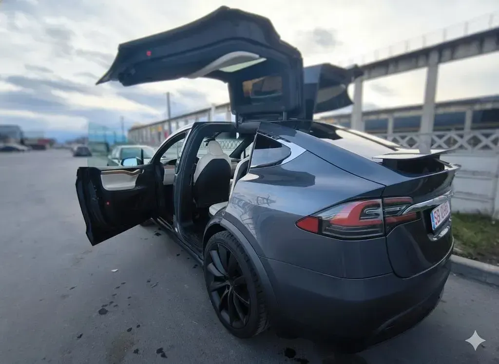 Second-hand Tesla Model X 397 kW (541 CP) 2020 Albastru SUV