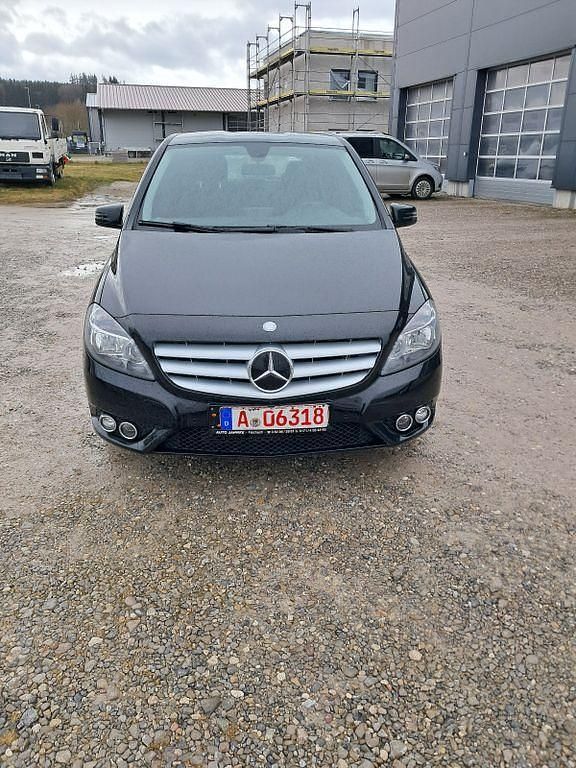 Gebraucht Mercedes B180 122 PS (89 kW) 2012 Schwarz Van / Kleinbus
