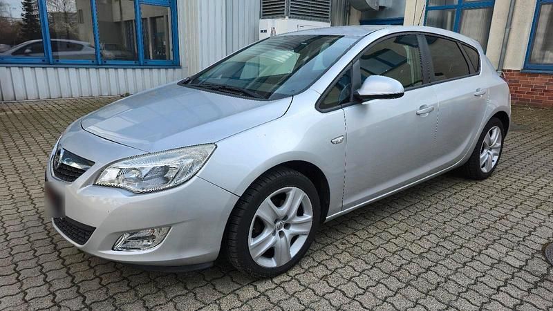 Gebraucht Opel Astra 101 PS (74 kW) 2011 Grau Limousine