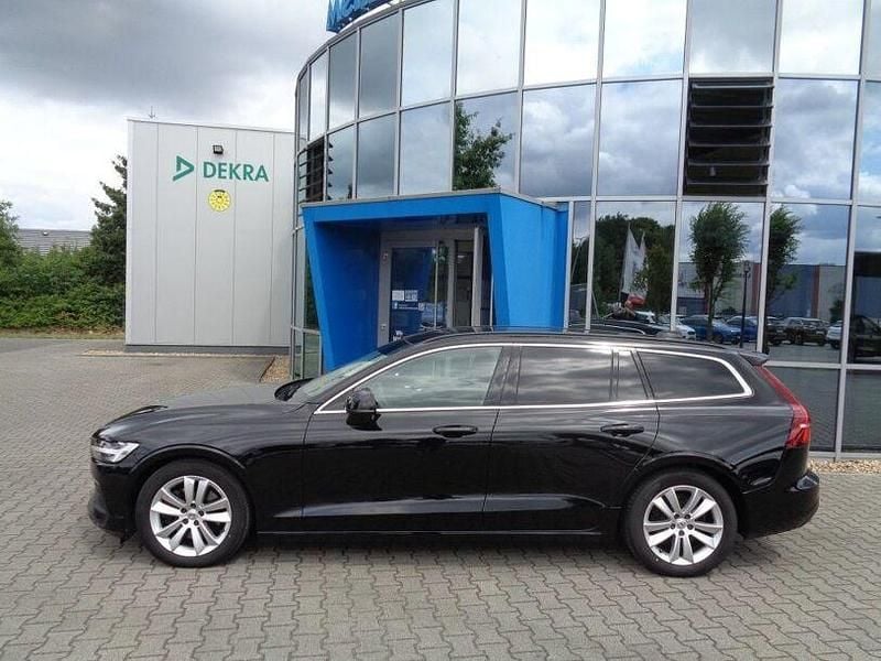 Gebraucht Volvo V60 Momentum 197 PS (144 kW) 2021 Schwarz Kombi