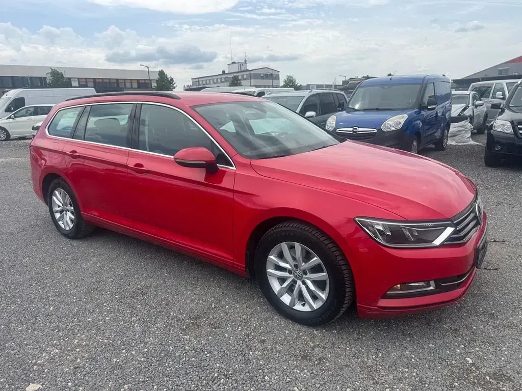 Gebraucht VW Passat 120 PS (88 kW) 2019 Rot Limousine