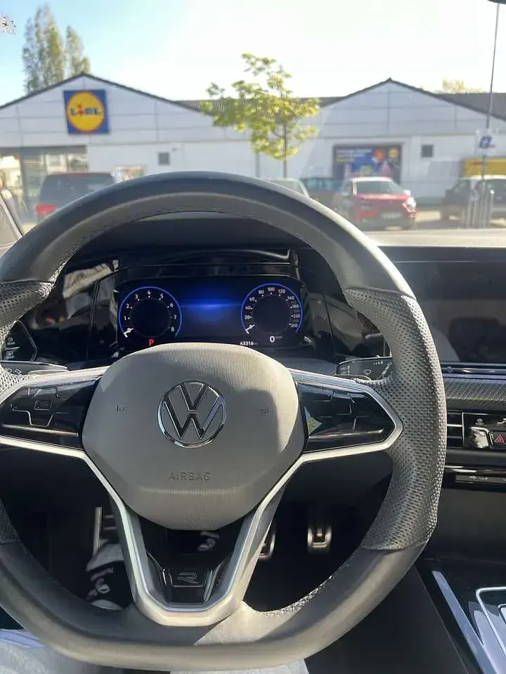 Second-hand VW Golf VIII R-line 190 CP (139 kW) 2023 Negru Hatchback