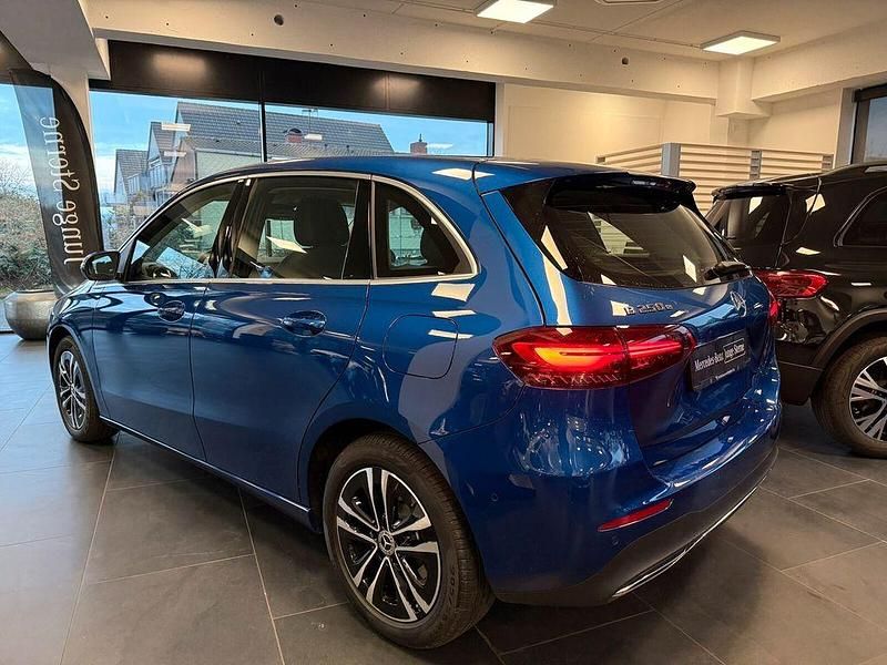 Gebraucht Mercedes B250e Advanced 218 PS (160 kW) 2025 Blau Van / Kleinbus