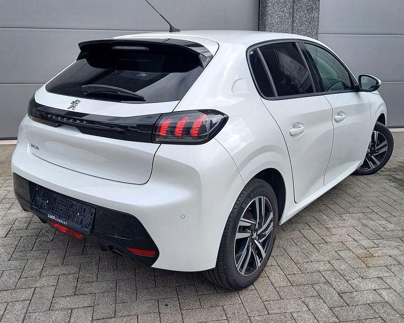 Gebraucht Peugeot 208 Allure 102 PS (75 kW) 2021 Weiß Kleinwagen
