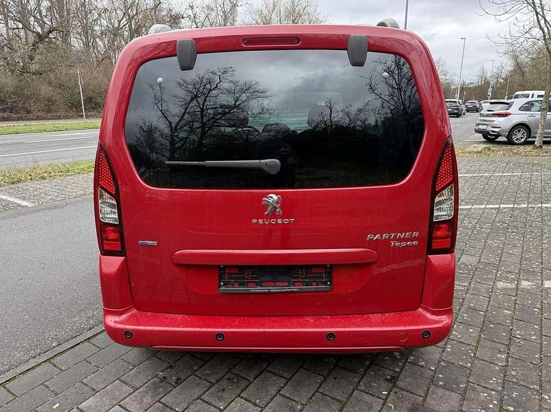 Gebraucht Peugeot Partner Allure 110 PS (80 kW) 2017 Farbe rot ardent/deckende Van / Kleinbus