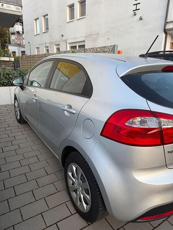Gebraucht Kia Rio Edition 7 86 PS (63 kW) 2014 Grau Kleinwagen