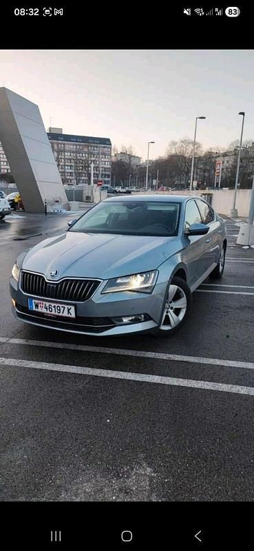 Grau Gebraucht 2016 Skoda Superb Limousine | 13.700 € (Teuer) - Bild 1/4