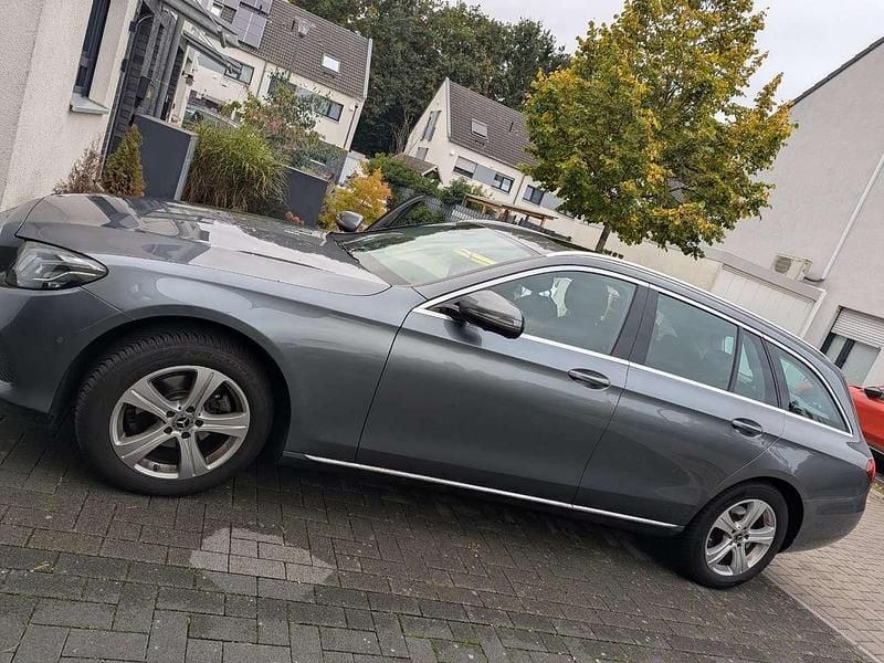 Gebraucht Mercedes E220 Exclusive 194 PS (142 kW) 2018 Grau Kombi