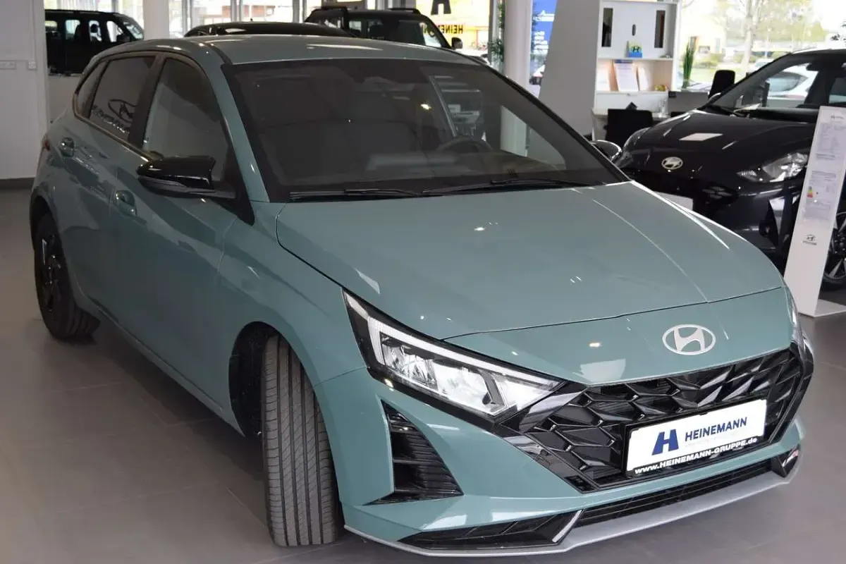 Neu Hyundai i20 Blackline 90 PS (66 kW) 2026 Grün Kleinwagen