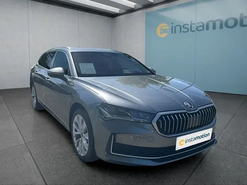 Gebraucht Skoda Superb 150 PS (110 kW) 2025 Grau Kombi
