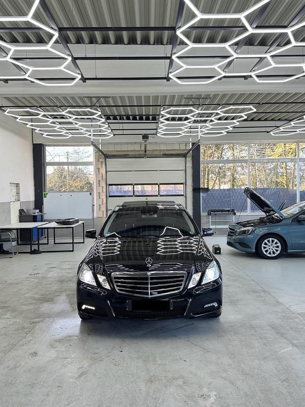 Gebraucht Mercedes E500 387 PS (284 kW) 2010 Schwarz Limousine