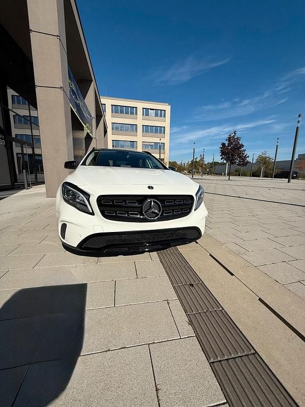 Weiß Gebraucht 2018 Mercedes GLA200 Urban SUV | 23.650 € (Teuer) - Bild 1/4