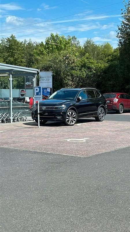 Schwarz Gebraucht 2019 VW Tiguan Allspace R-line SUV | 28.500 € - Bild 1/1