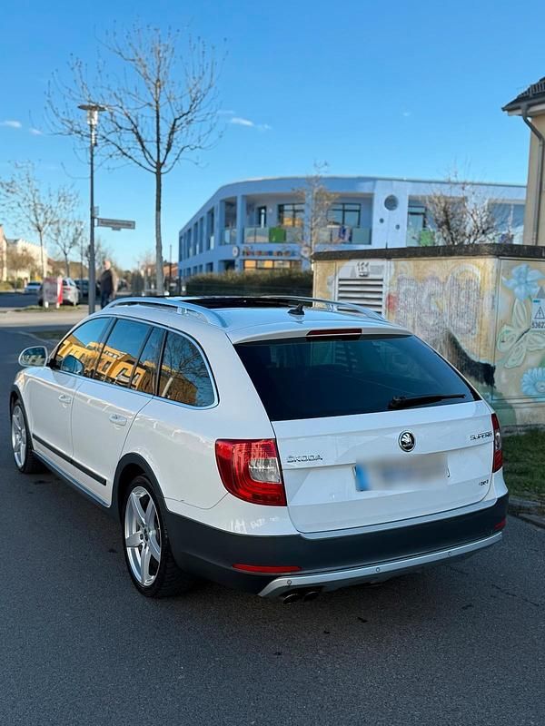 Gebraucht Skoda Superb 170 PS (125 kW) 2014 Weiß Kombi