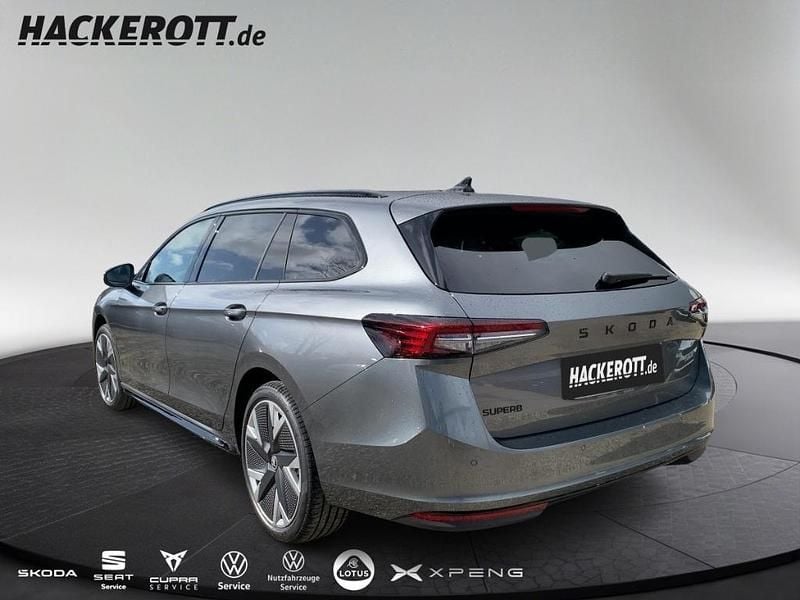 Neu Skoda Superb SportLine 150 PS (110 kW) 2026 Grau Kombi