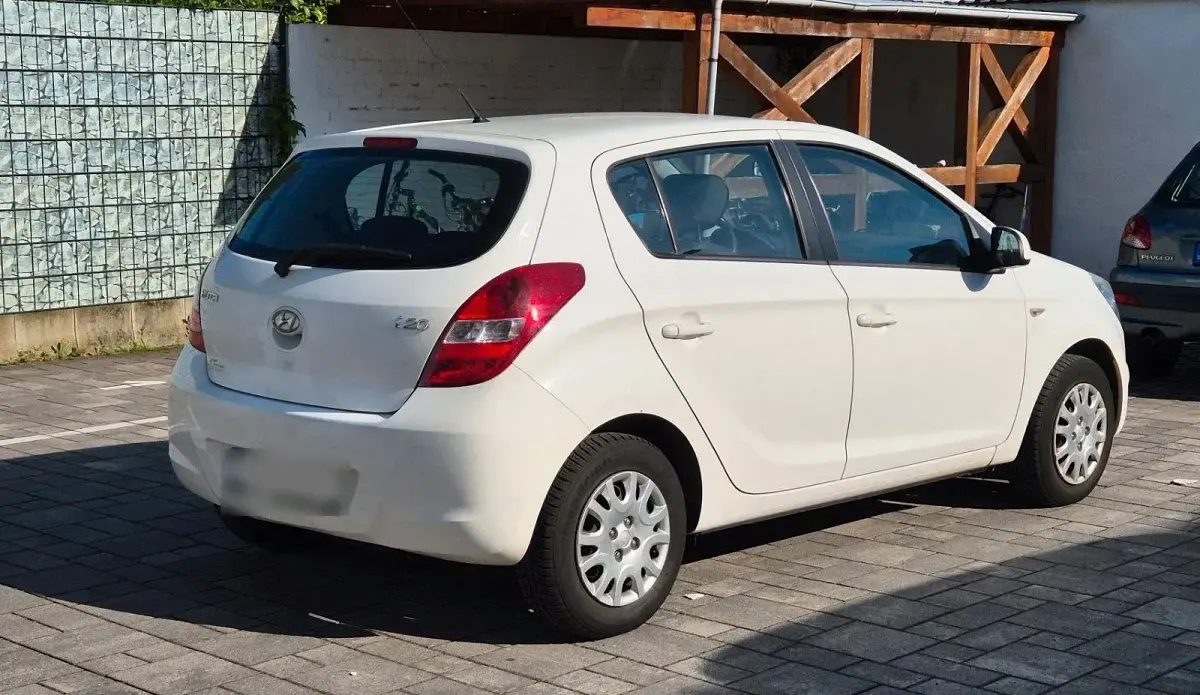 Gebraucht Hyundai i20 Edition 77 PS (56 kW) 2012 Weiß Kleinwagen