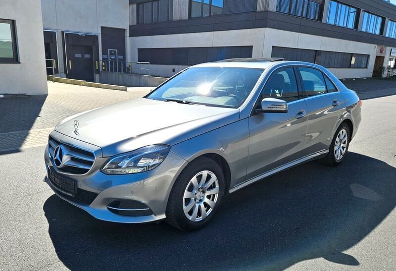 Grau Gebraucht 2013 Mercedes E220 Avantgarde Limousine | 20.700 € (Teuer) - Bild 1/4