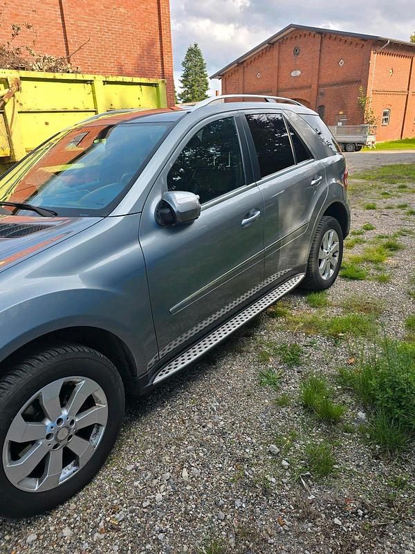 Grau Gebraucht 2009 Mercedes ML350 SUV | 9.800 € (Fairer Preis) - Bild 1/4