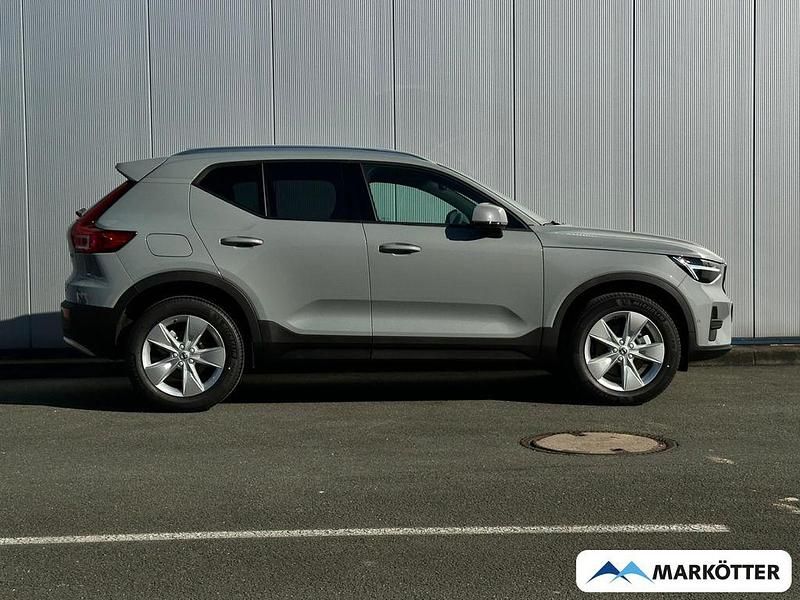 Neu Volvo XC40 Core 163 PS (119 kW) 2025 Vapure grey SUV