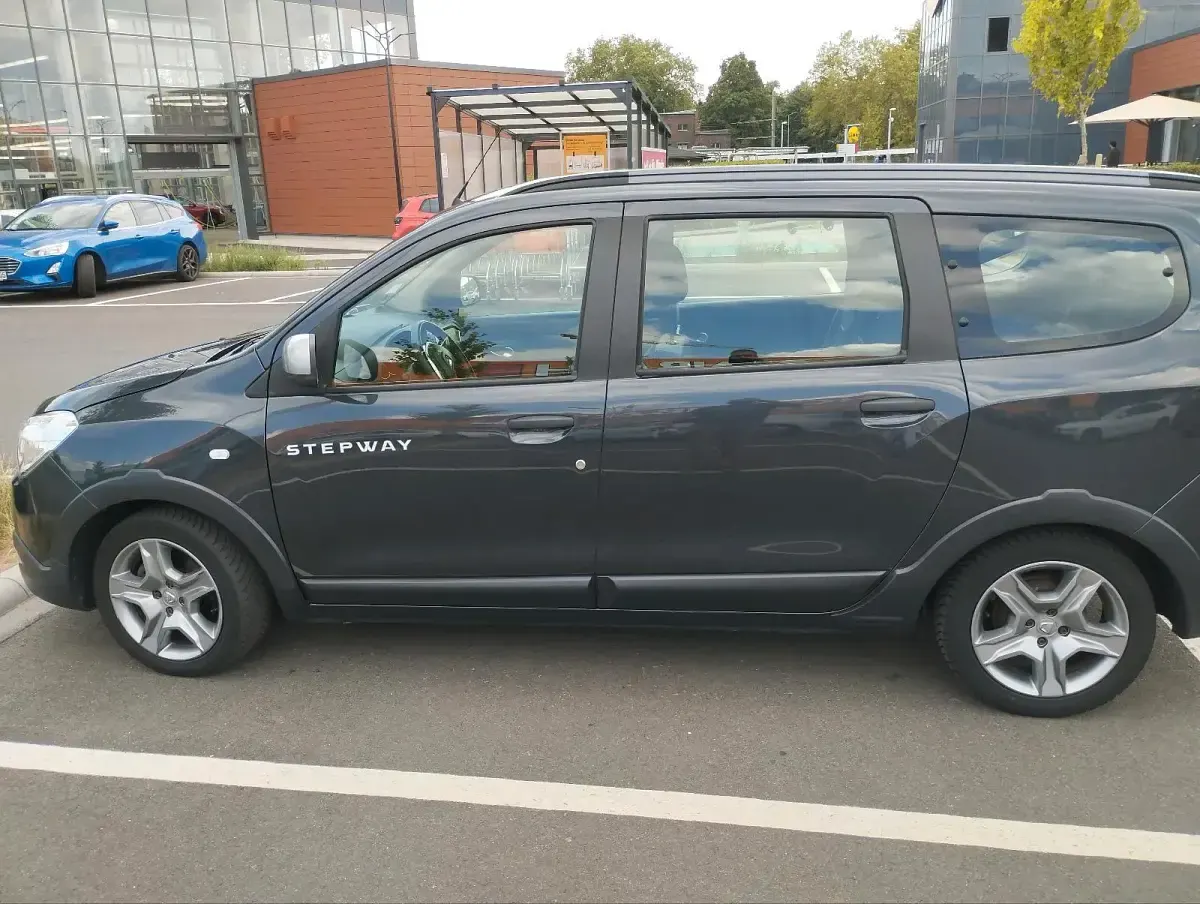 Gebraucht Dacia Lodgy Stepway 131 PS (96 kW) 2020 Schwarz Van / Kleinbus