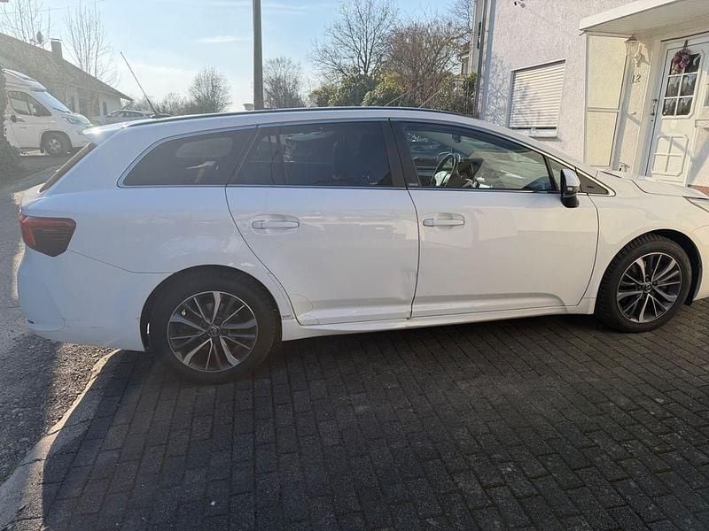 Gebraucht Toyota Avensis Edition-S 143 PS (105 kW) 2016 Weiß Kombi