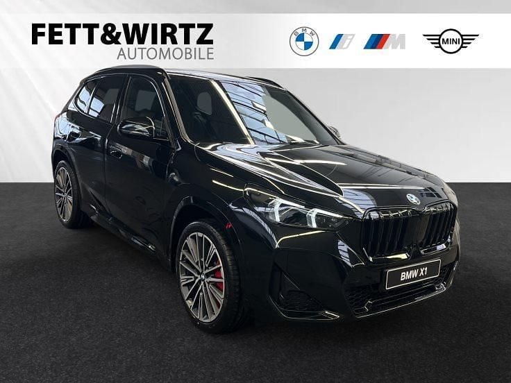 Black sapphire metallic Neu 2025 BMW X1 M Sport SUV | 52.590 € (Etwas zu teuer) - Bild 1/3