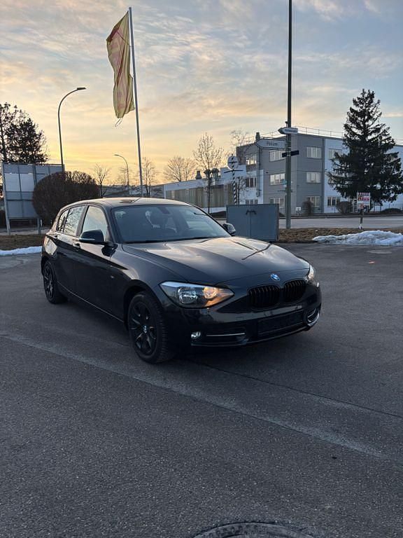 Schwarz Gebraucht 2012 BMW 118 Sport Line Kleinwagen | 7.990 € (Fairer Preis) - Bild 1/4