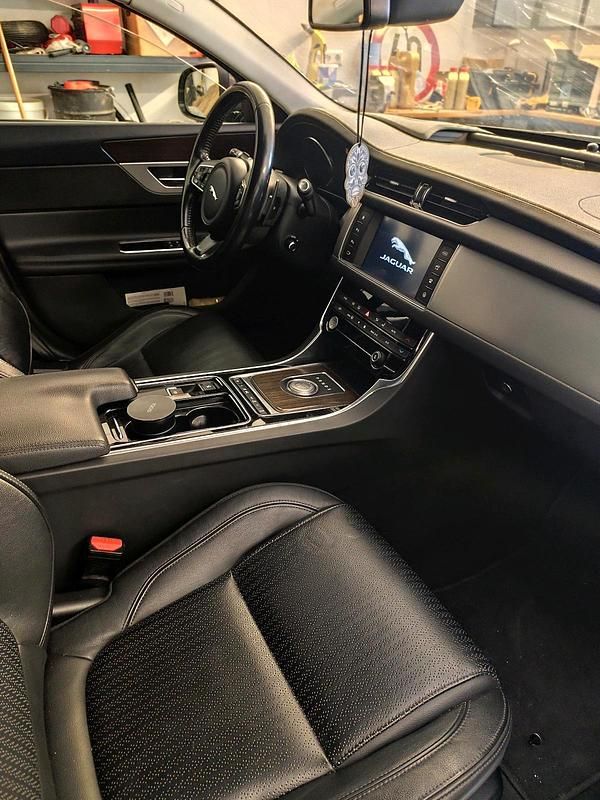 Gebraucht Jaguar XF 180 PS (132 kW) 2016 Grau Limousine