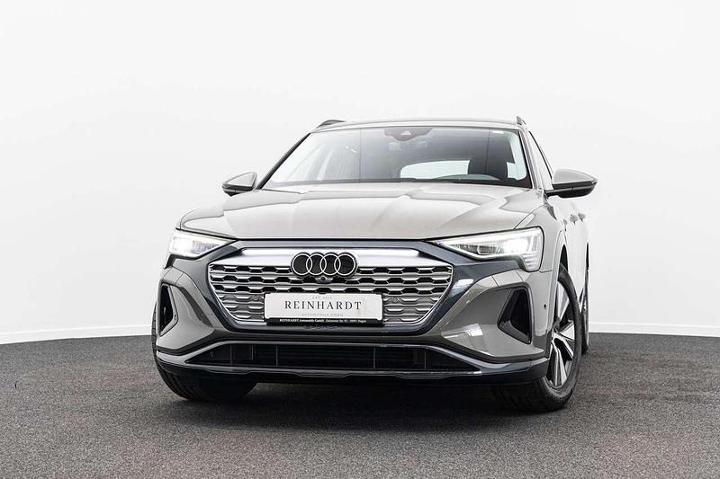 Chronosgrau metallic Gebraucht 2023 Audi Q8 e-tron Advanced SUV | 47.310 € (Fairer Preis) - Bild 1/3