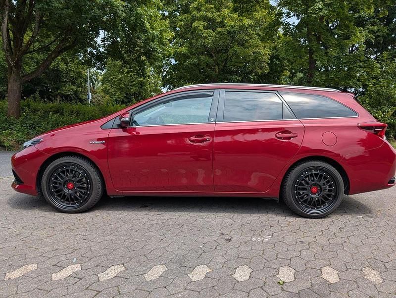 Rot Gebraucht 2018 Toyota Auris Touring Sports Kombi | 16.300 € (Fairer Preis) - Bild 1/4