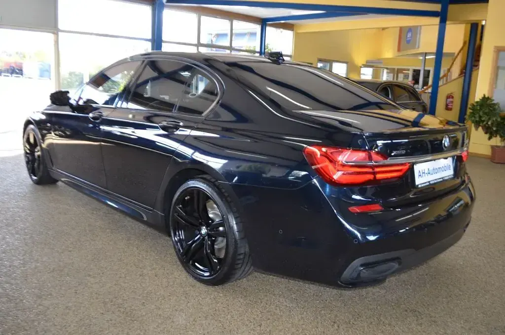 Gebraucht BMW 750L M Sport 400 PS (294 kW) 2018 Azuritschwarz metallic Limousine