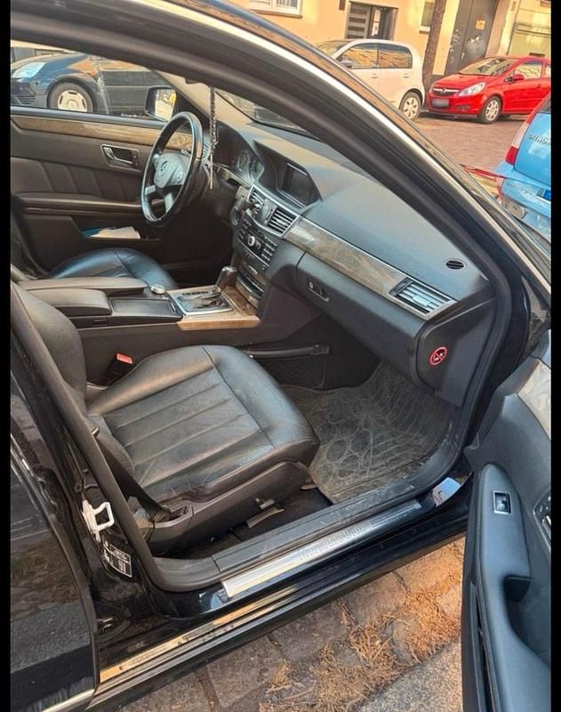 Gebraucht Mercedes E220 170 PS (125 kW) 2011 Schwarz Limousine