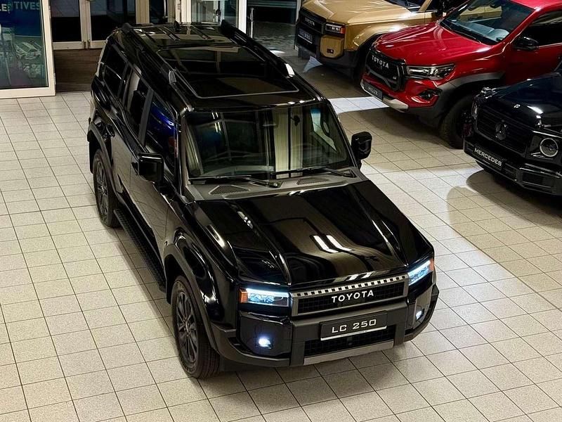 Tiefschwarz mica 218 Gebraucht 2024 Toyota Land Cruiser TEC-Edition SUV | 91.495 € (Fairer Preis) - Bild 1/4
