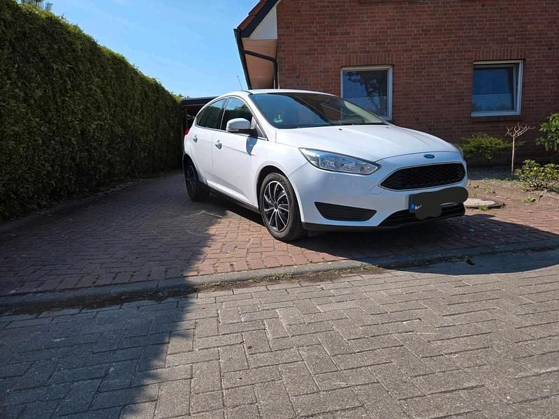 Weiß Gebraucht 2015 Ford Focus Limousine | 5.300 € (Superpreis) - Bild 1/4