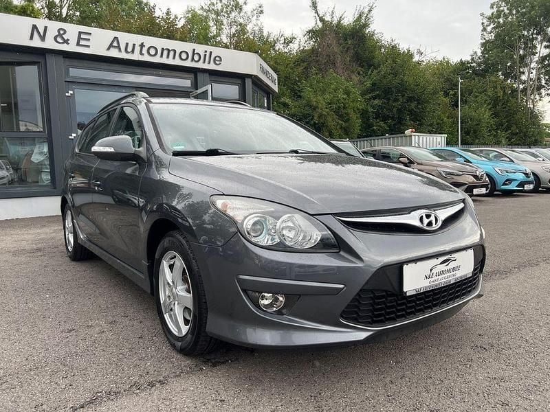 Grau Gebraucht 2011 Hyundai i30 Kombi | 2.990 € (Superpreis) - Bild 1/4