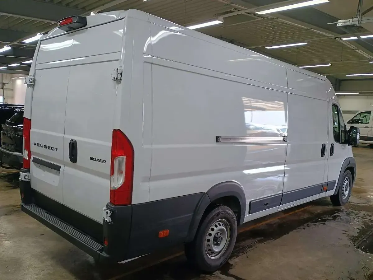Gebraucht Peugeot Boxer 140 PS (102 kW) 2025 Lackierung weiss icy/typ ausse Van