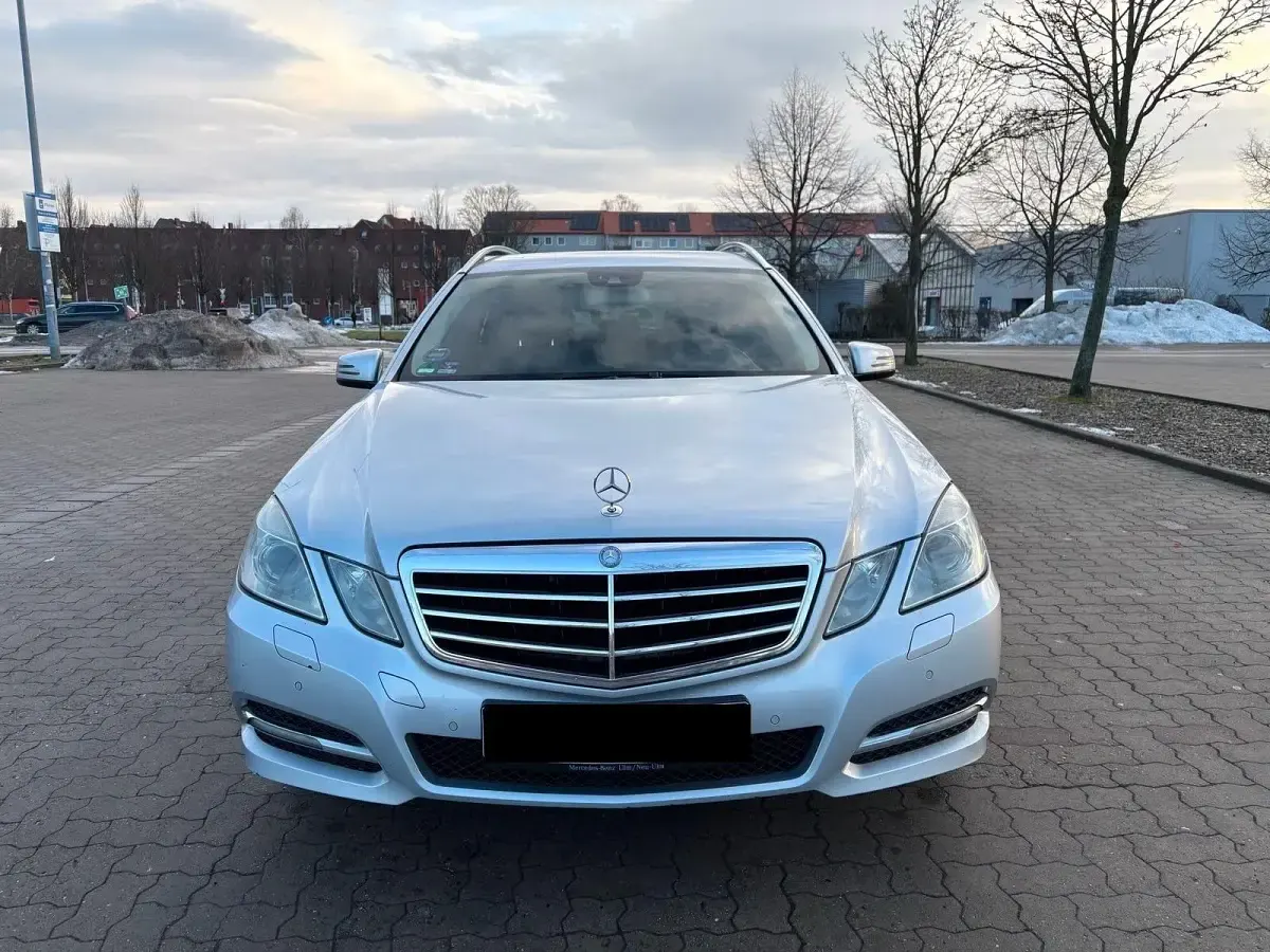 Gebraucht Mercedes E200 Avantgarde 136 PS (100 kW) 2011 Grau Kombi