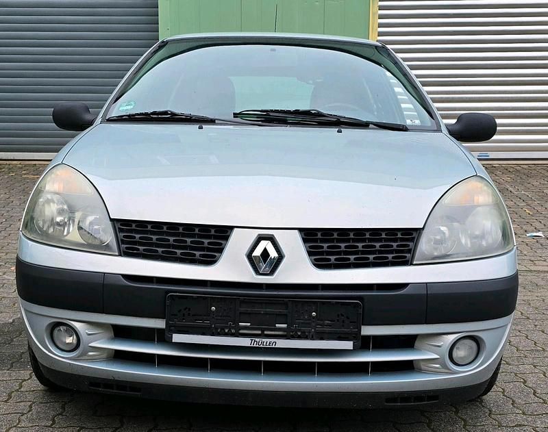 Grau Gebraucht 2004 Renault Clio II Kleinwagen | 1.300 € (Fairer Preis) - Bild 1/4