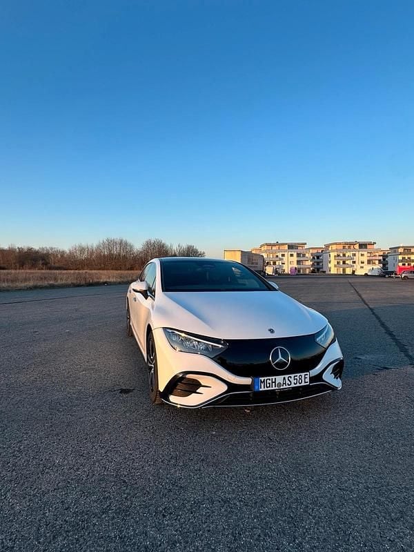 Weiß Gebraucht 2023 Mercedes EQE300 AMG line Limousine | 39.590 € (Guter Preis) - Bild 1/4