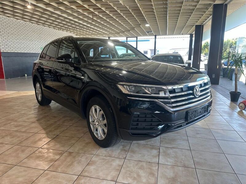 Schwarz Gebraucht 2018 VW Touareg Basis SUV | 25.900 € (Teuer) - Bild 1/4