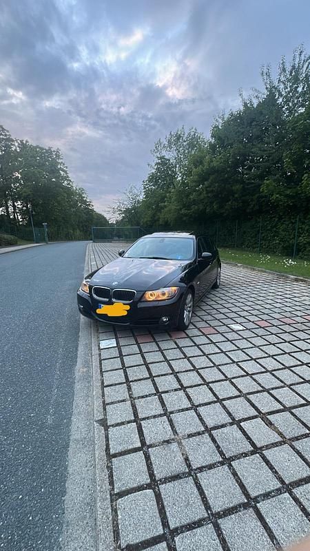 Schwarz Gebraucht 2012 BMW 320 Limousine | 7.900 € (Superpreis) - Bild 1/4