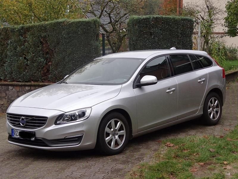 Silber Gebraucht 2014 Volvo V60 Kinetic Kombi | 7.499 € (Guter Preis) - Bild 1/4